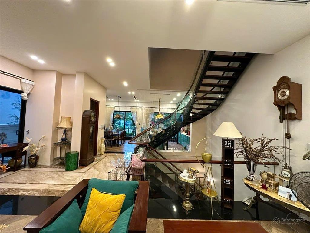 Chính chủ cho thuê bt hoa lan vinhomes riverside 300m2, đủ nội thất, giá 42 triệu.  0944 401 ***