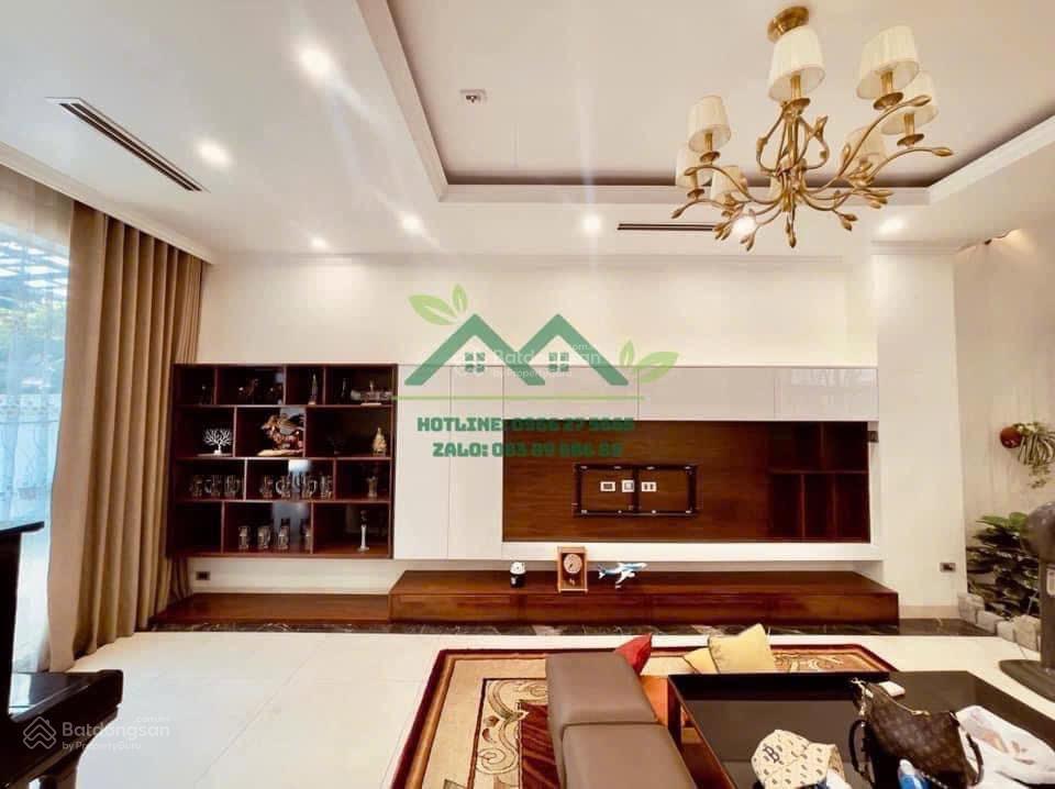 Cho thuê gấp bt song lập vinhomes harmony. dt 215m2 hướng đông nam. giá 40tr có thang máy