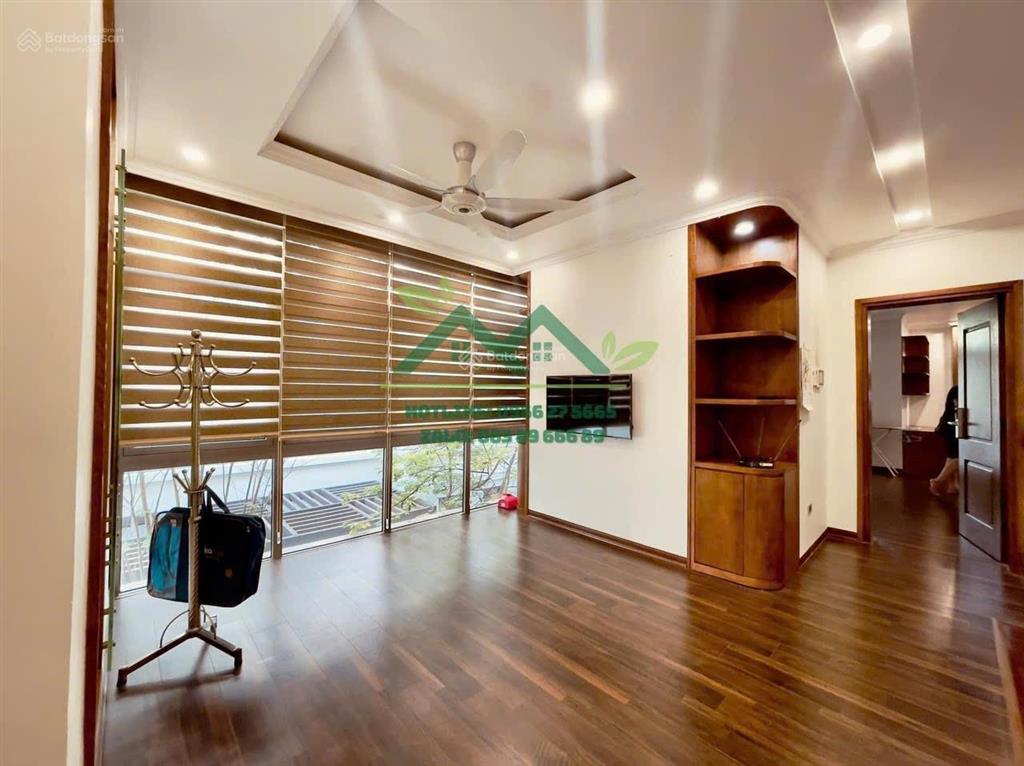 Cho thuê gấp bt song lập vinhomes harmony. dt 215m2 hướng đông nam. giá 40tr có thang máy