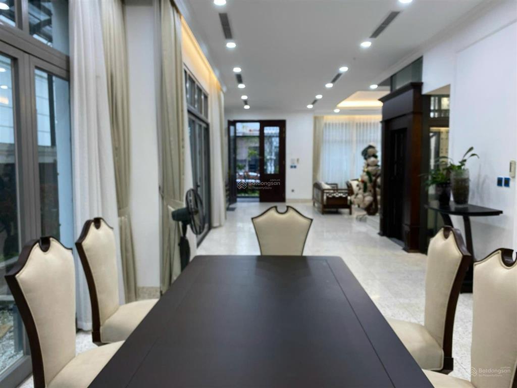 Cho thuê bt 250m2 có thang máy giá 45tr/ tháng vinhomes riverside, có thang máy.  0944 401 ***