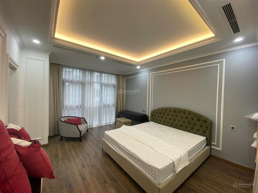 Cho thuê bt 250m2 có thang máy giá 45tr/ tháng vinhomes riverside, có thang máy.  0944 401 ***