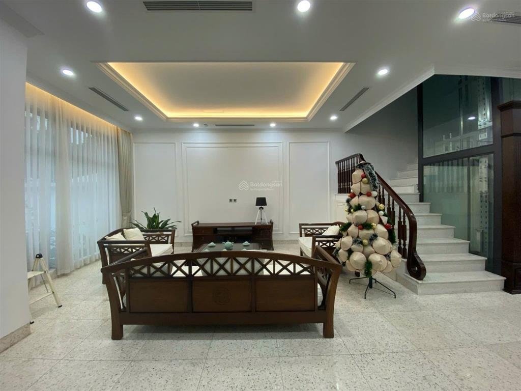 Cho thuê bt 250m2 có thang máy giá 45tr/ tháng vinhomes riverside, có thang máy.  0944 401 ***
