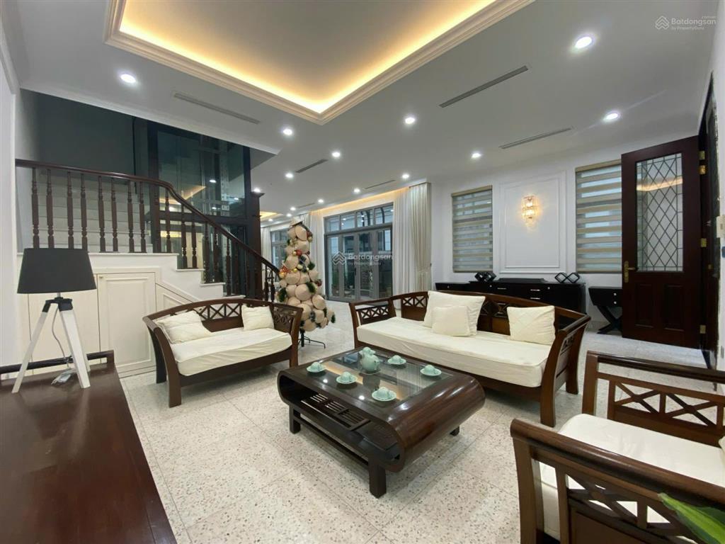 Cho thuê bt 250m2 có thang máy giá 45tr/ tháng vinhomes riverside, có thang máy.  0944 401 ***