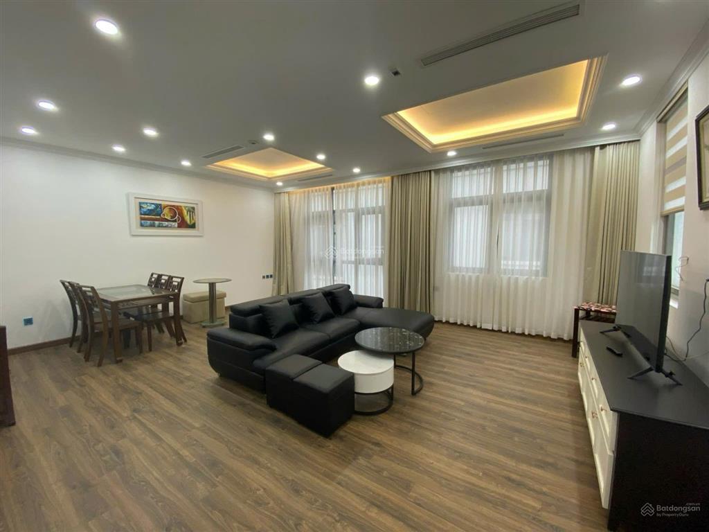 Cho thuê bt 250m2 có thang máy giá 45tr/ tháng vinhomes riverside, có thang máy.  0944 401 ***