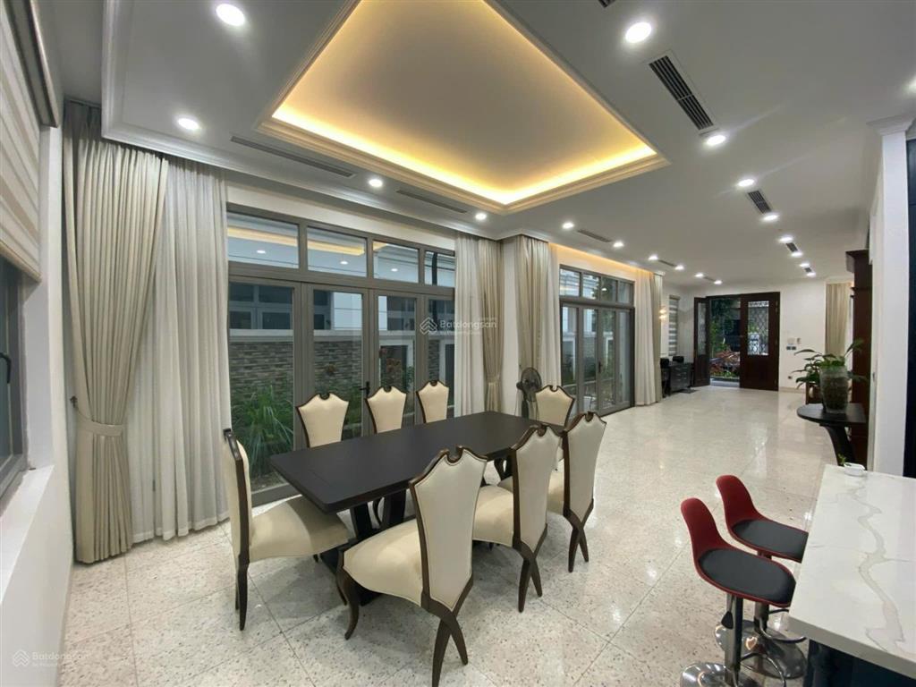 Cho thuê bt 250m2 có thang máy giá 45tr/ tháng vinhomes riverside, có thang máy.  0944 401 ***
