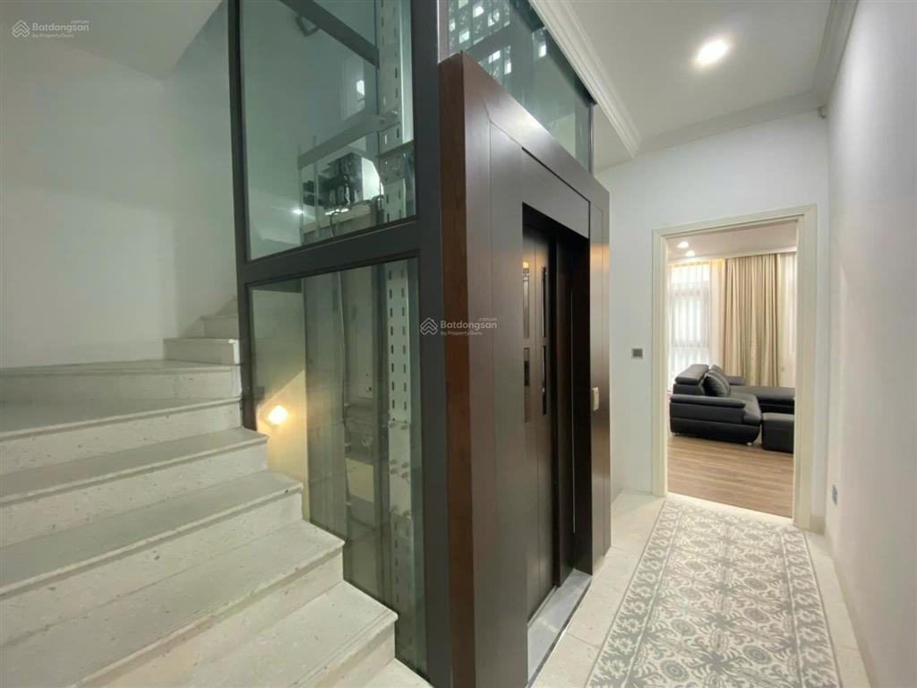 Cho thuê bt 250m2 có thang máy giá 45tr/ tháng vinhomes riverside, có thang máy.  0944 401 ***