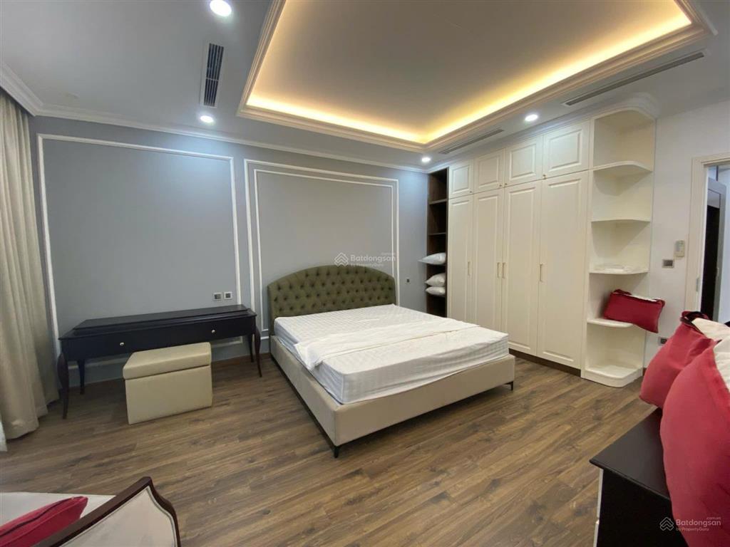 Cho thuê bt 250m2 có thang máy giá 45tr/ tháng vinhomes riverside, có thang máy.  0944 401 ***