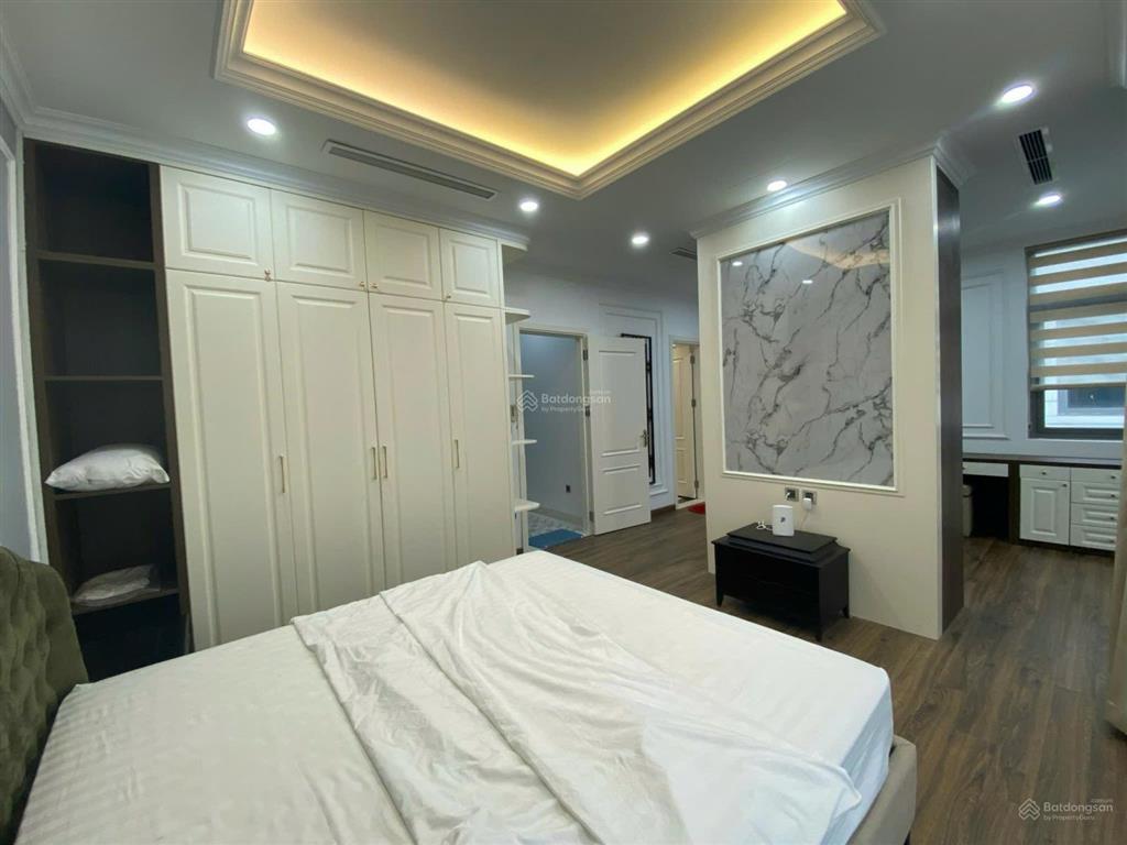 Cho thuê bt 250m2 có thang máy giá 45tr/ tháng vinhomes riverside, có thang máy.  0944 401 ***