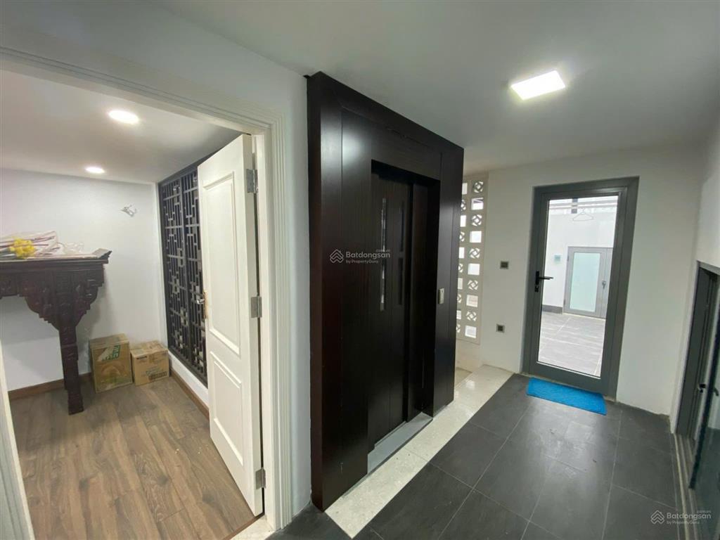 Cho thuê bt 250m2 có thang máy giá 45tr/ tháng vinhomes riverside, có thang máy.  0944 401 ***