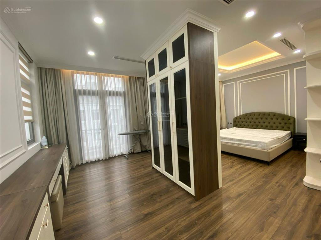 Cho thuê bt 250m2 có thang máy giá 45tr/ tháng vinhomes riverside, có thang máy.  0944 401 ***