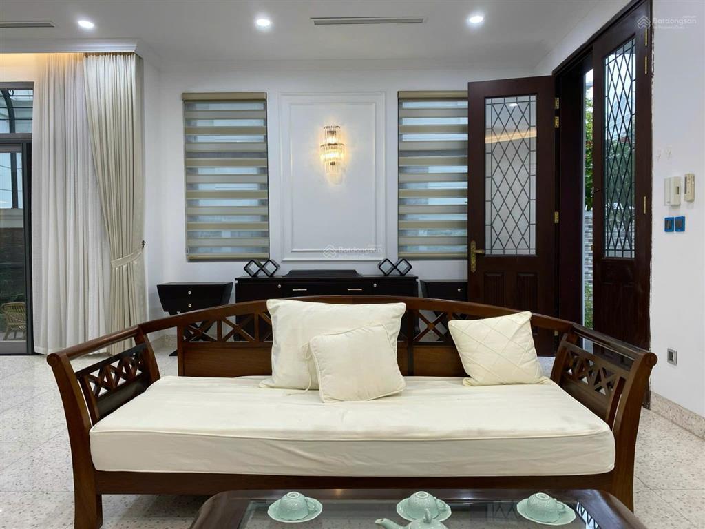 Cho thuê bt 250m2 có thang máy giá 45tr/ tháng vinhomes riverside, có thang máy.  0944 401 ***
