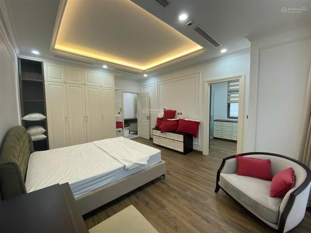 Cho thuê bt 250m2 có thang máy giá 45tr/ tháng vinhomes riverside, có thang máy.  0944 401 ***