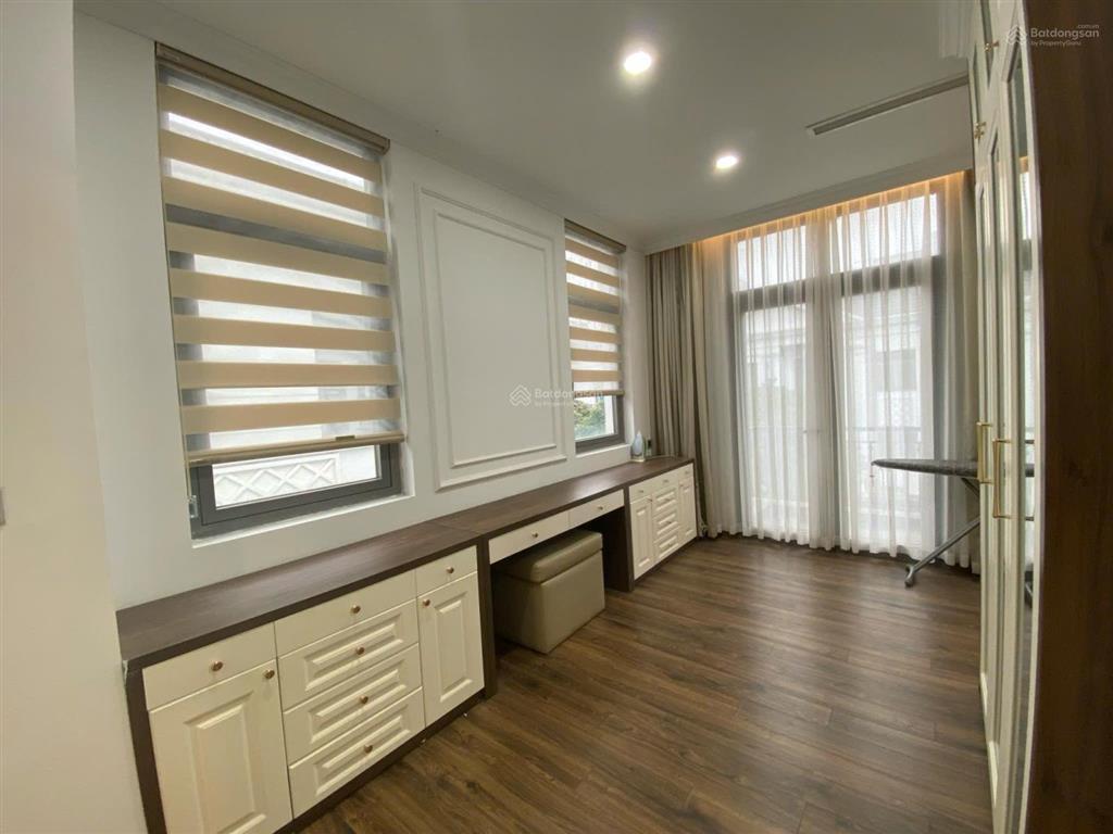Cho thuê bt 250m2 có thang máy giá 45tr/ tháng vinhomes riverside, có thang máy.  0944 401 ***