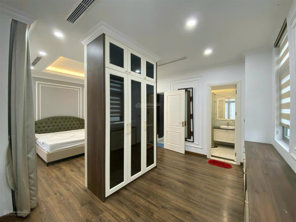 Cho thuê bt 250m2 có thang máy giá 45tr/ tháng vinhomes riverside, có thang máy.  0944 401 ***