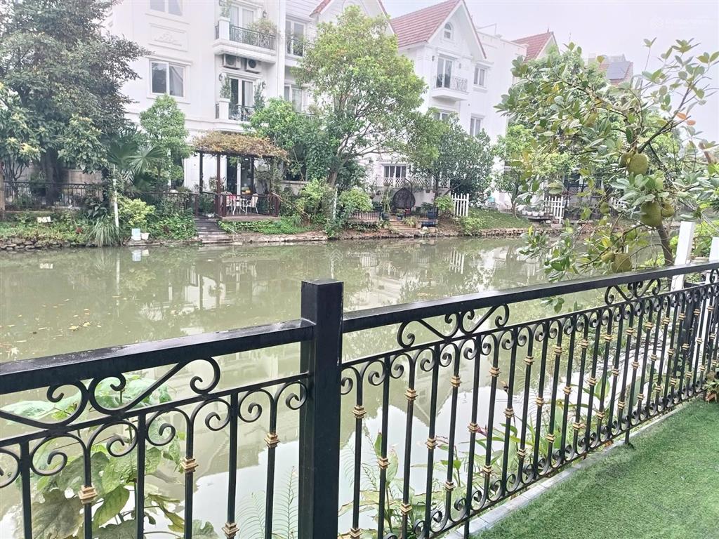 Chính chủ cho thuê 40 triệu bt 250m2 đất,4pn, 5wc 450m2 sàn. nhà mới, đủ nội thất, đông nam.