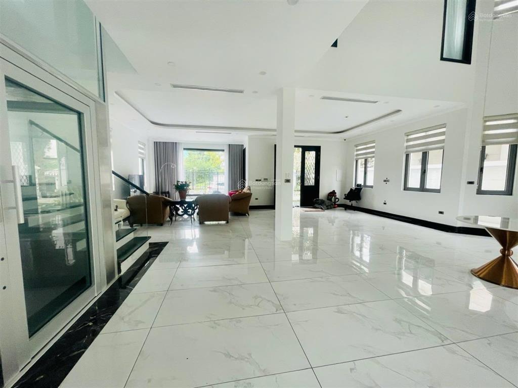 Cho thuê bt 250m2 vinhomes riverside có thang máy. nhà mới giá 45tr/tháng.  0944 401 ***