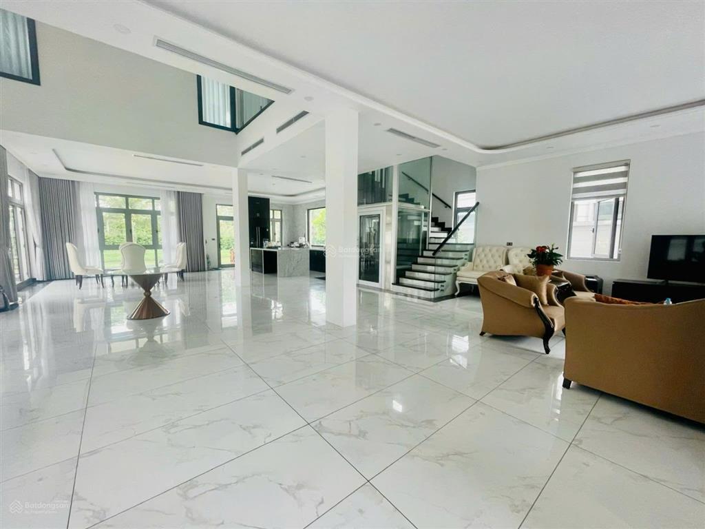 Cho thuê bt 250m2 vinhomes riverside có thang máy. nhà mới giá 45tr/tháng.  0944 401 ***