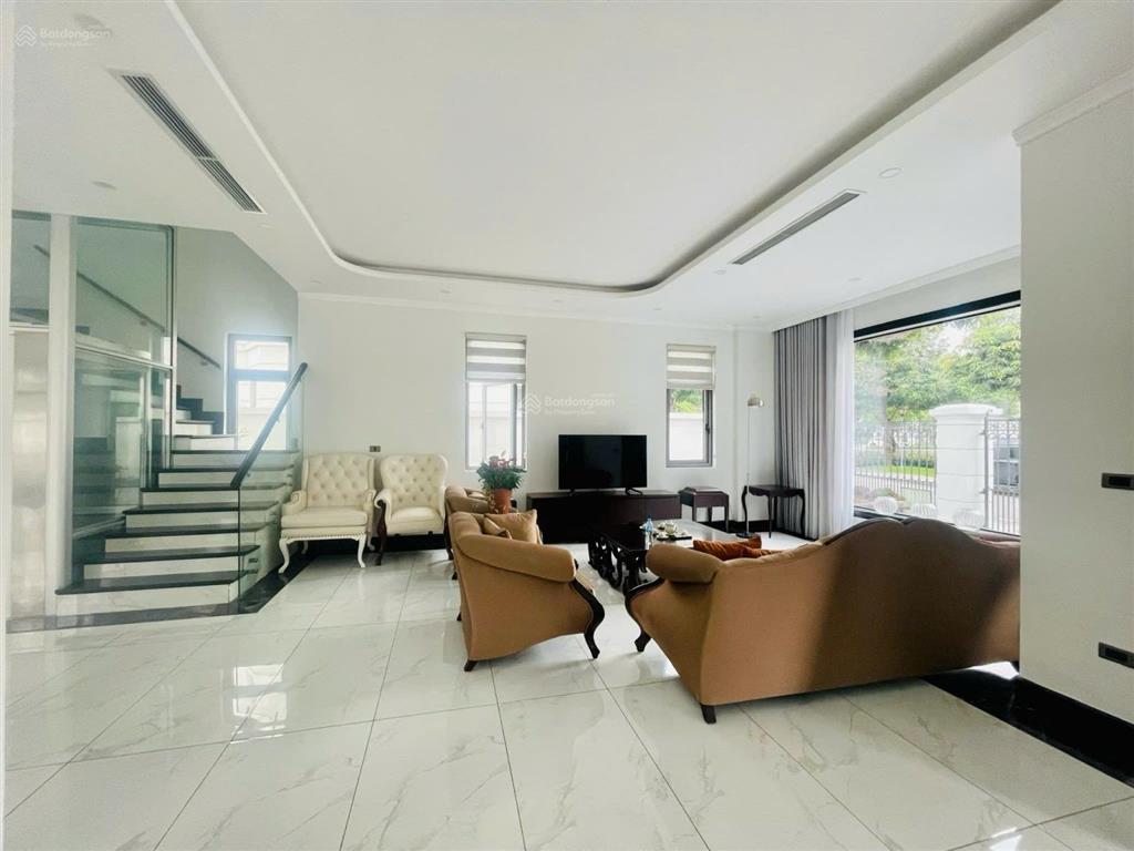 Cho thuê bt 250m2 vinhomes riverside có thang máy. nhà mới giá 45tr/tháng.  0944 401 ***