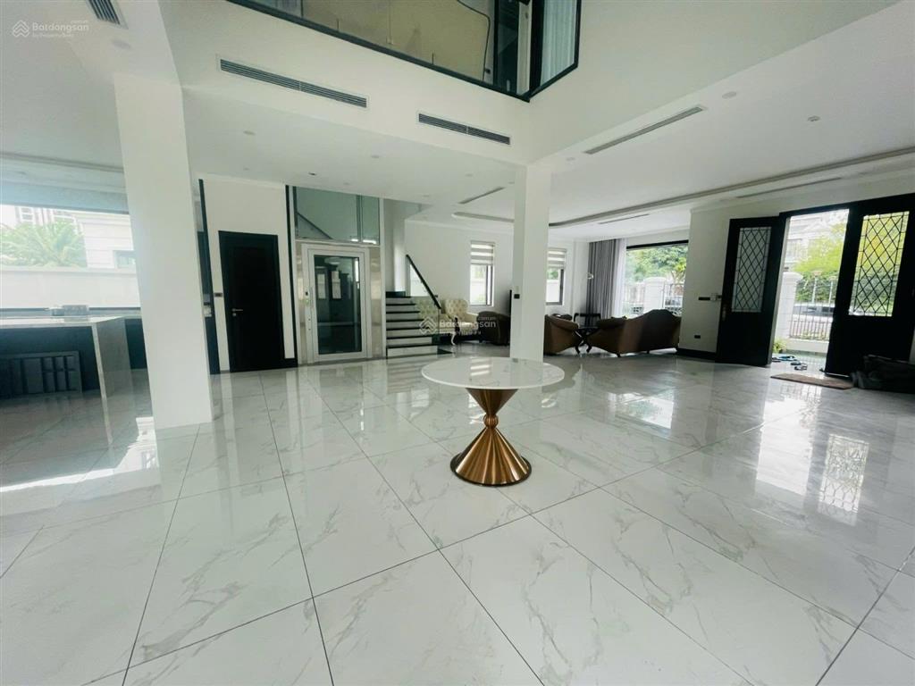 Cho thuê bt 250m2 vinhomes riverside có thang máy. nhà mới giá 45tr/tháng.  0944 401 ***