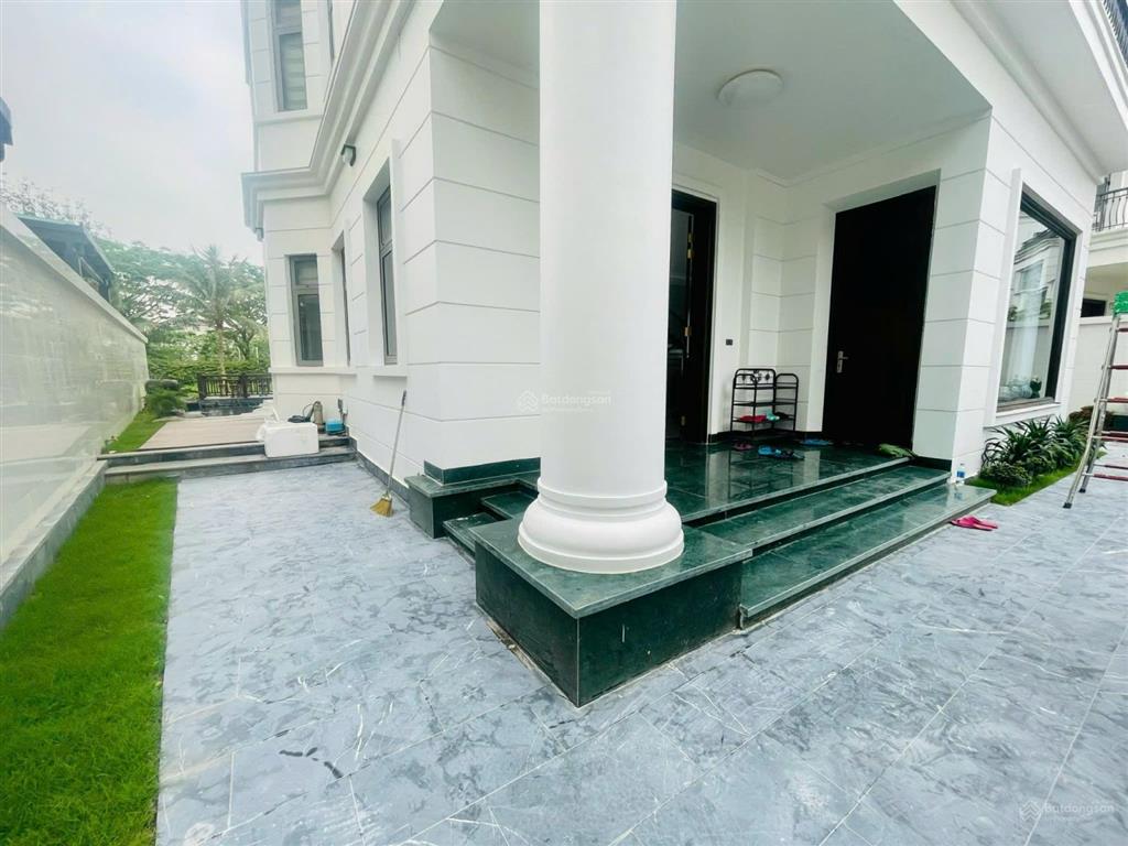 Cho thuê bt 250m2 vinhomes riverside có thang máy. nhà mới giá 45tr/tháng.  0944 401 ***