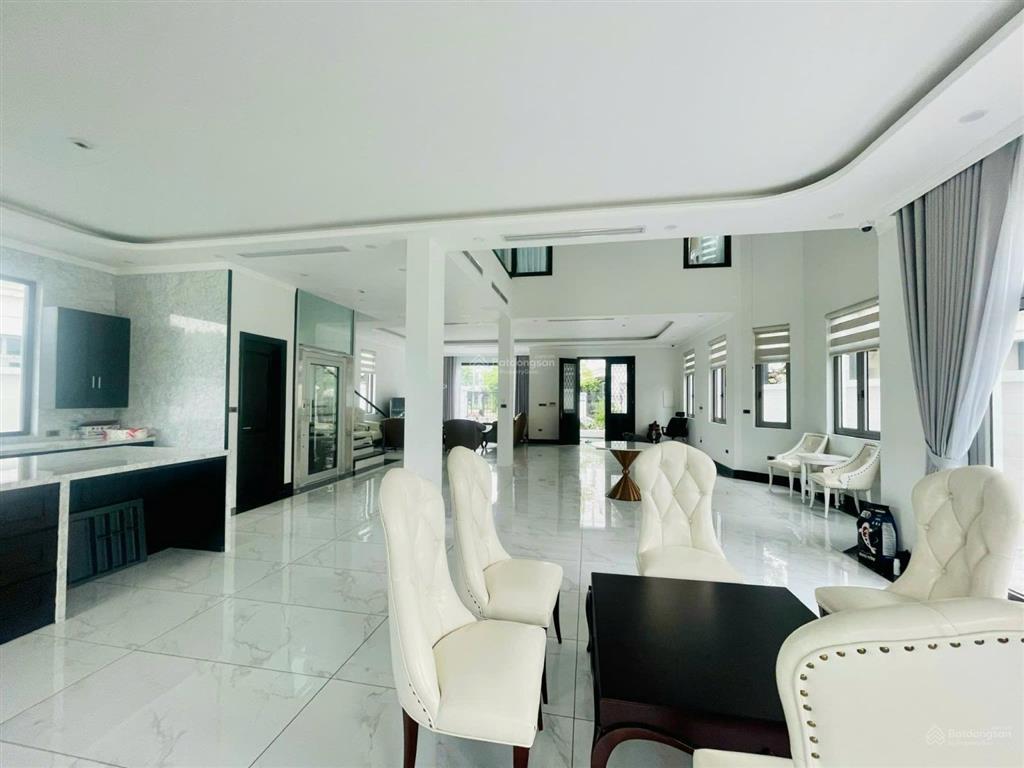 Cho thuê bt 250m2 vinhomes riverside có thang máy. nhà mới giá 45tr/tháng.  0944 401 ***