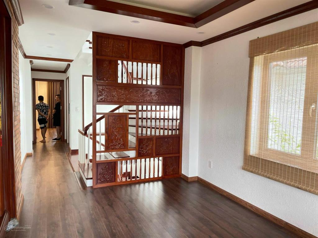 Cho thuê bt đơn lập 300m2 hoa phượng vinhomes riverside, giá 50tr có thương lượng.  0944 401 ***