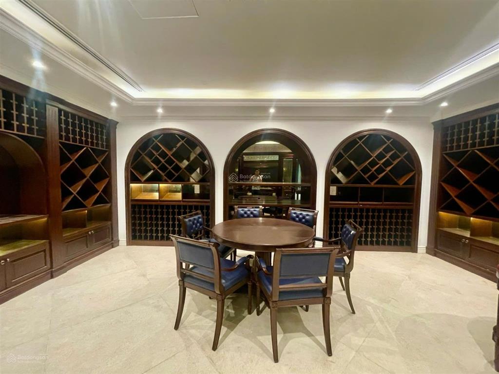 Cho thuê nhanh bt đơn lập 550m2, hoa sữa vinhomes riverside, giá 90tr đủ nội thất.  0944 401 ***