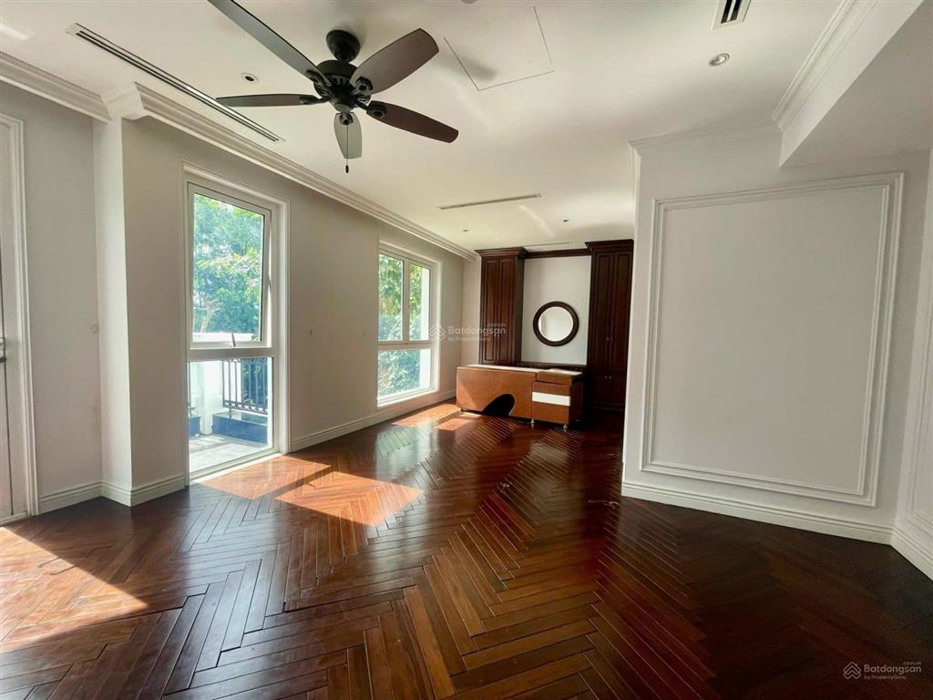 Cho thuê nhanh bt đơn lập 550m2, hoa sữa vinhomes riverside, giá 90tr đủ nội thất.  0944 401 ***