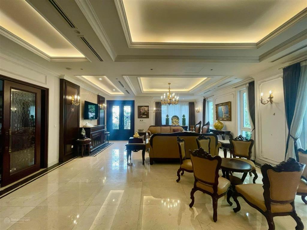 Cho thuê nhanh bt đơn lập 550m2, hoa sữa vinhomes riverside, giá 90tr đủ nội thất.  0944 401 ***