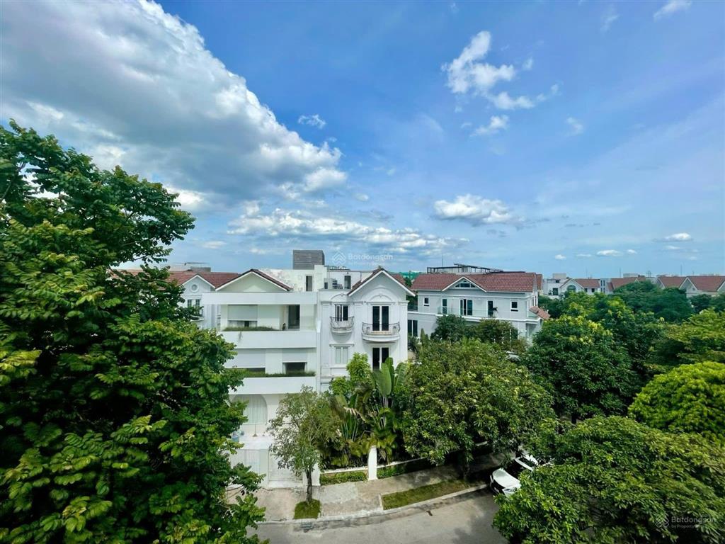 Cho thuê nhanh bt đơn lập 550m2, hoa sữa vinhomes riverside, giá 90tr đủ nội thất.  0944 401 ***
