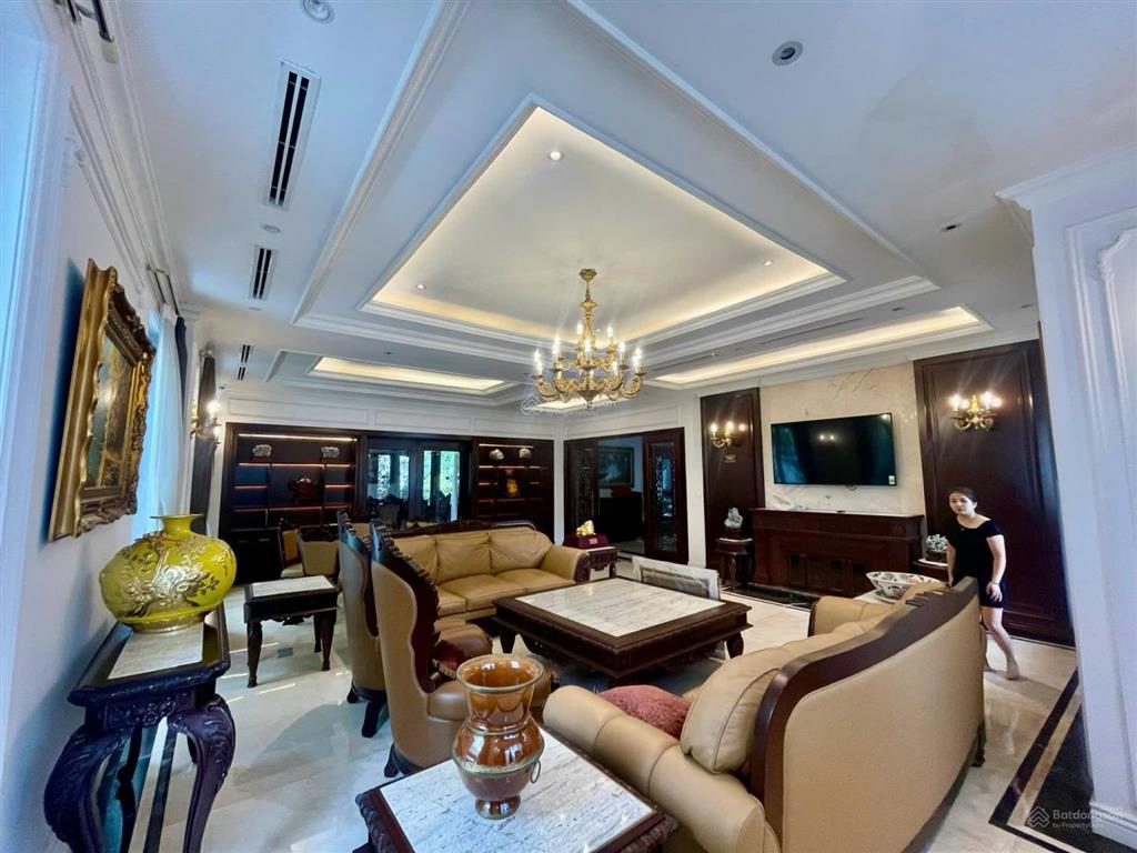 Cho thuê nhanh bt đơn lập 550m2, hoa sữa vinhomes riverside, giá 90tr đủ nội thất.  0944 401 ***