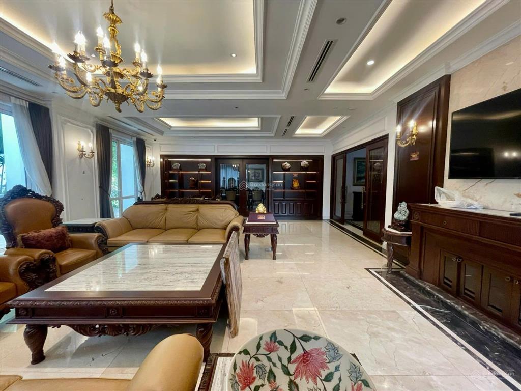 Cho thuê nhanh bt đơn lập 550m2, hoa sữa vinhomes riverside, giá 90tr đủ nội thất.  0944 401 ***