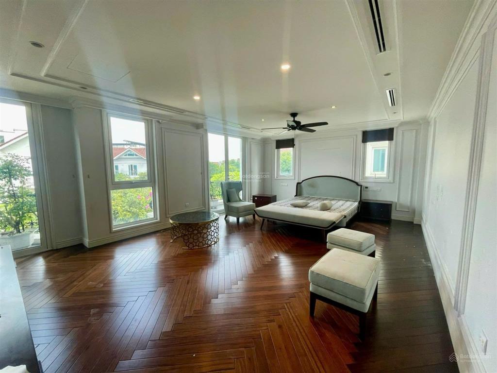 Cho thuê nhanh bt đơn lập 550m2, hoa sữa vinhomes riverside, giá 90tr đủ nội thất.  0944 401 ***