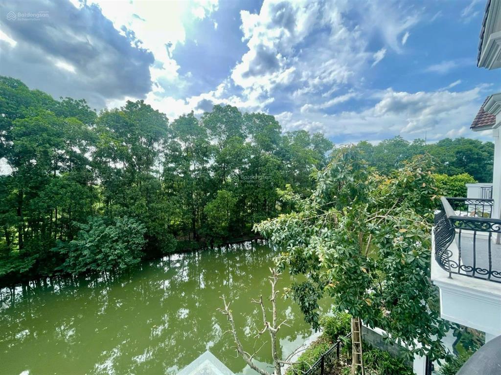 Cho thuê nhanh bt đơn lập 550m2, hoa sữa vinhomes riverside, giá 90tr đủ nội thất.  0944 401 ***