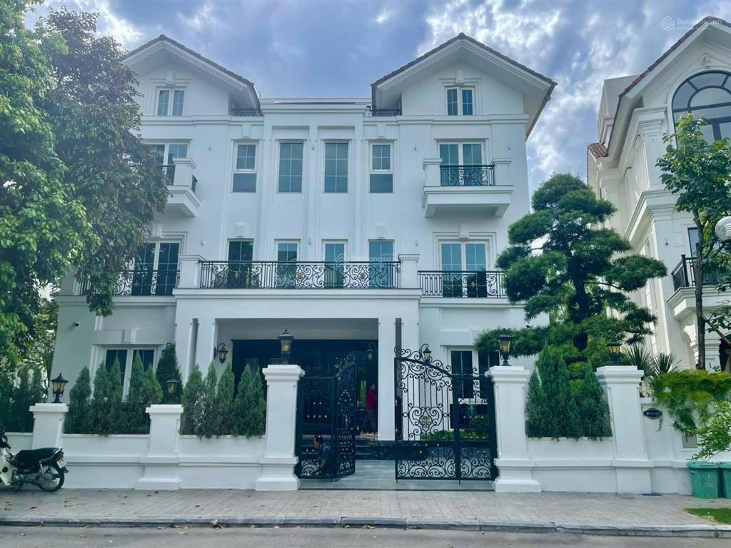 Cho thuê nhanh bt đơn lập 550m2, hoa sữa vinhomes riverside, giá 90tr đủ nội thất.  0944 401 ***