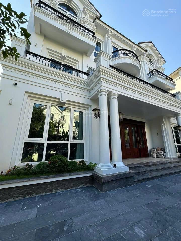 Cho thuê nhanh bt đơn lập 550m2, hoa sữa vinhomes riverside, giá 90tr đủ nội thất.  0944 401 ***