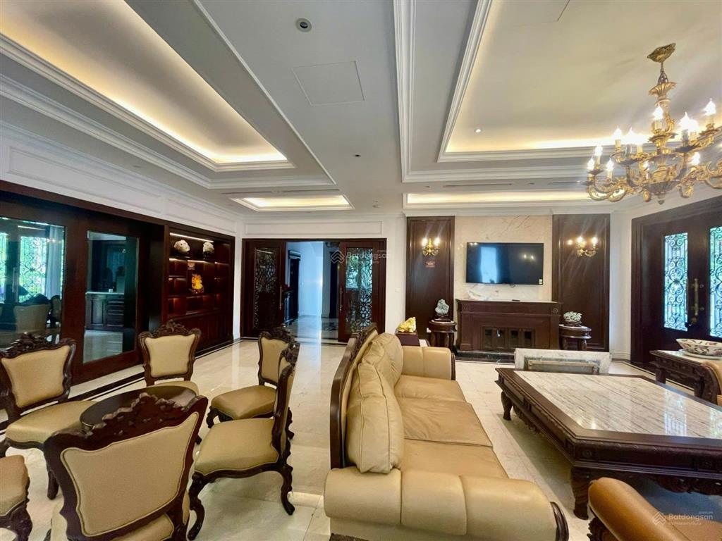 Cho thuê nhanh bt đơn lập 550m2, hoa sữa vinhomes riverside, giá 90tr đủ nội thất.  0944 401 ***
