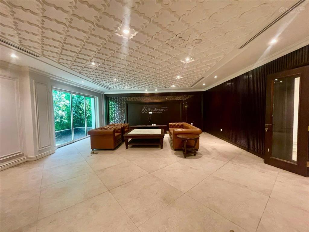 Cho thuê nhanh bt đơn lập 550m2, hoa sữa vinhomes riverside, giá 90tr đủ nội thất.  0944 401 ***