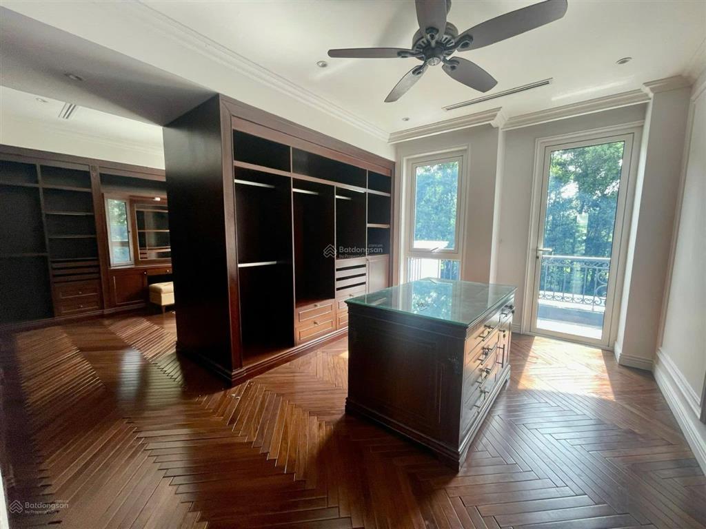 Cho thuê nhanh bt đơn lập 550m2, hoa sữa vinhomes riverside, giá 90tr đủ nội thất.  0944 401 ***
