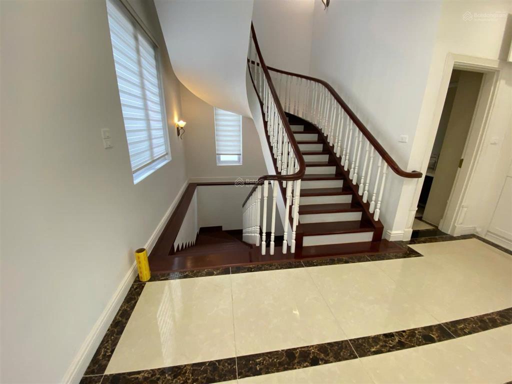Cho thuê bt bằng lăng 550m2 vinhomes riverside, giá 80tr/tháng nhà mới hoàn thiện.  0944 401 ***