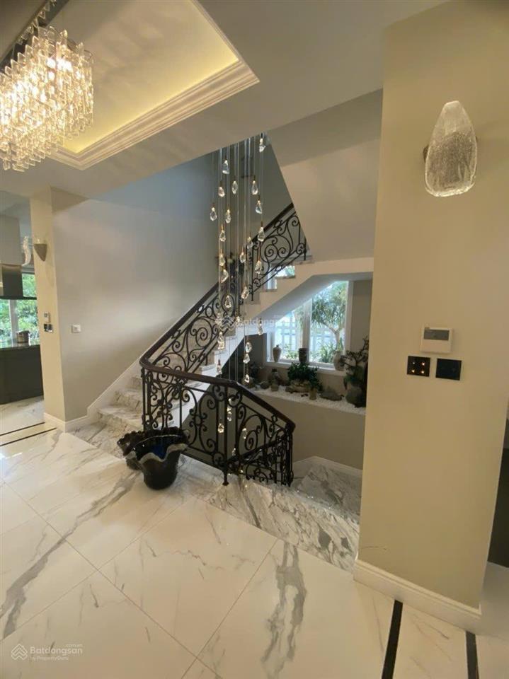 Cho thuê gấp bt góc hoa sữa 300m2 có thang máy, đầy đủ nội thất, gần trường bis.  0944 401 ***