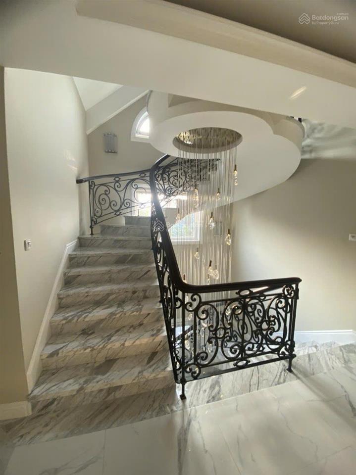 Cho thuê gấp bt góc hoa sữa 300m2 có thang máy, đầy đủ nội thất, gần trường bis.  0944 401 ***
