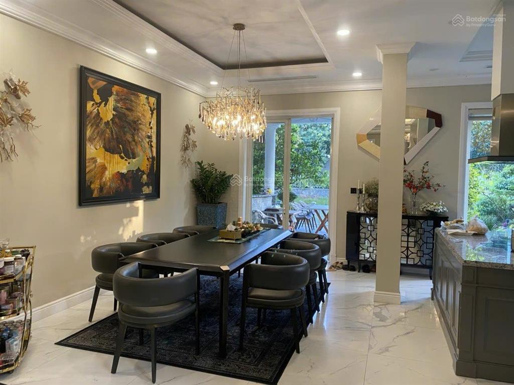 Cho thuê gấp bt góc hoa sữa 300m2 có thang máy, đầy đủ nội thất, gần trường bis.  0944 401 ***