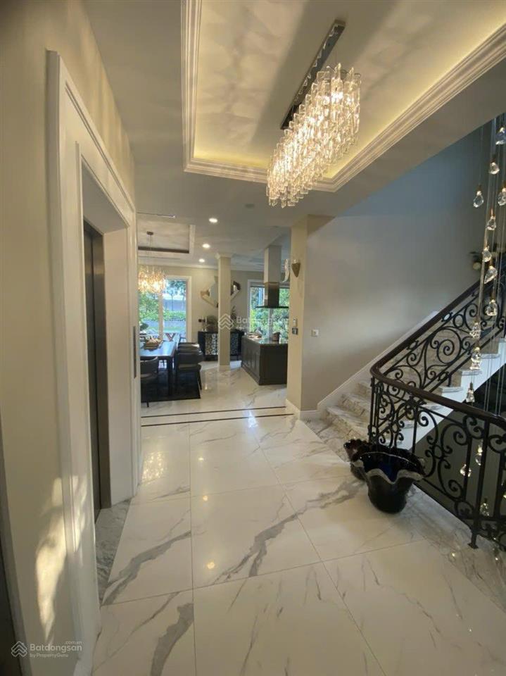 Cho thuê gấp bt góc hoa sữa 300m2 có thang máy, đầy đủ nội thất, gần trường bis.  0944 401 ***