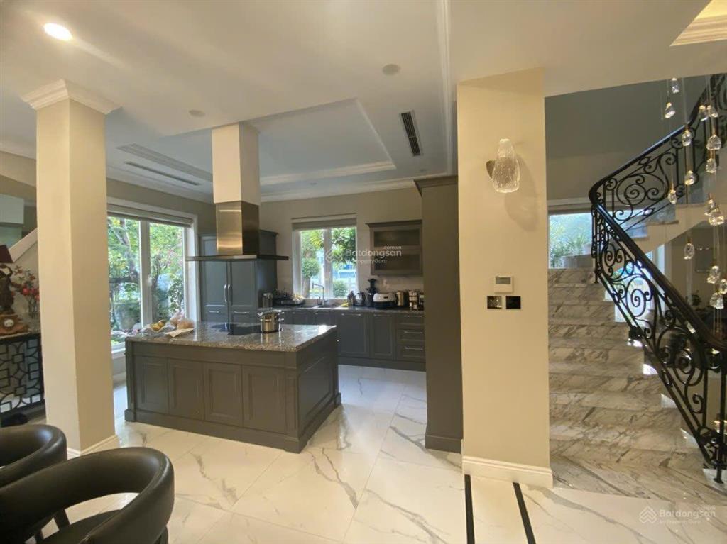 Cho thuê gấp bt góc hoa sữa 300m2 có thang máy, đầy đủ nội thất, gần trường bis.  0944 401 ***