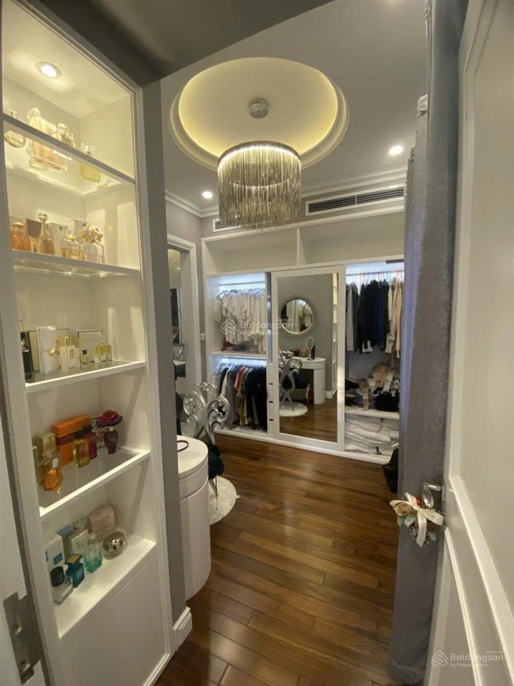 Cho thuê gấp bt góc hoa sữa 300m2 có thang máy, đầy đủ nội thất, gần trường bis.  0944 401 ***