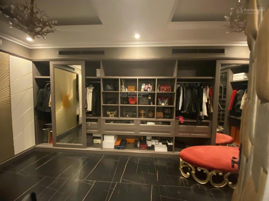 Cho thuê gấp bt góc hoa sữa 300m2 có thang máy, đầy đủ nội thất, gần trường bis.  0944 401 ***