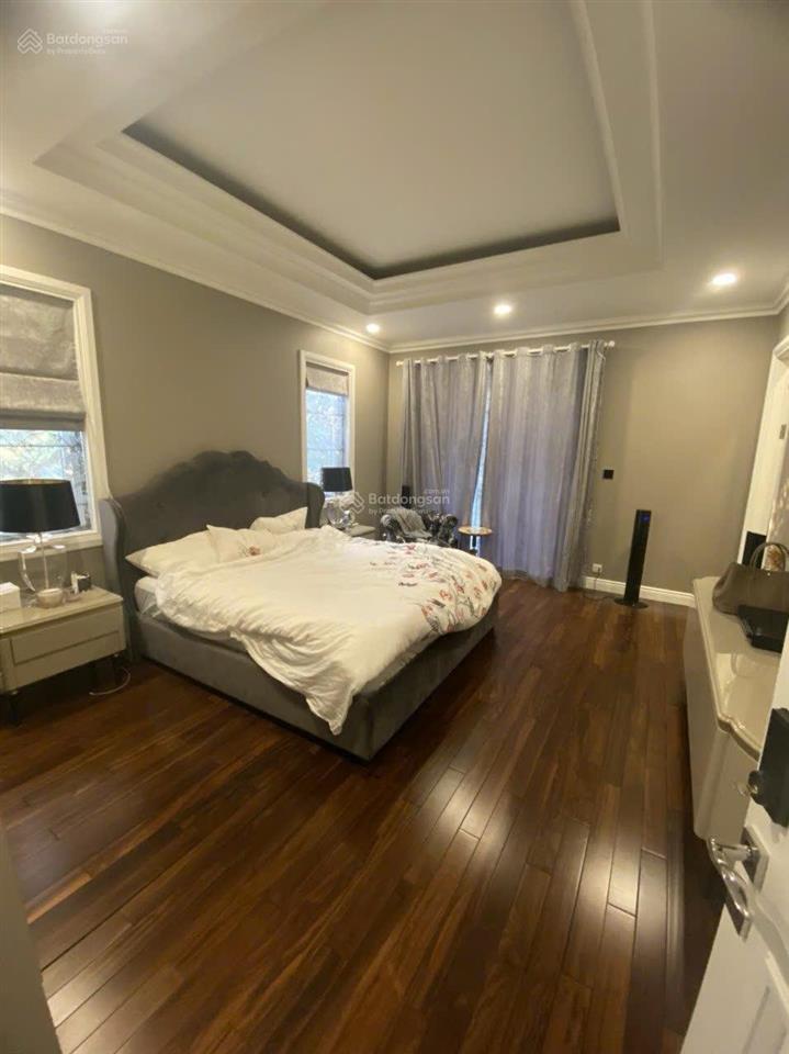 Cho thuê gấp bt góc hoa sữa 300m2 có thang máy, đầy đủ nội thất, gần trường bis.  0944 401 ***