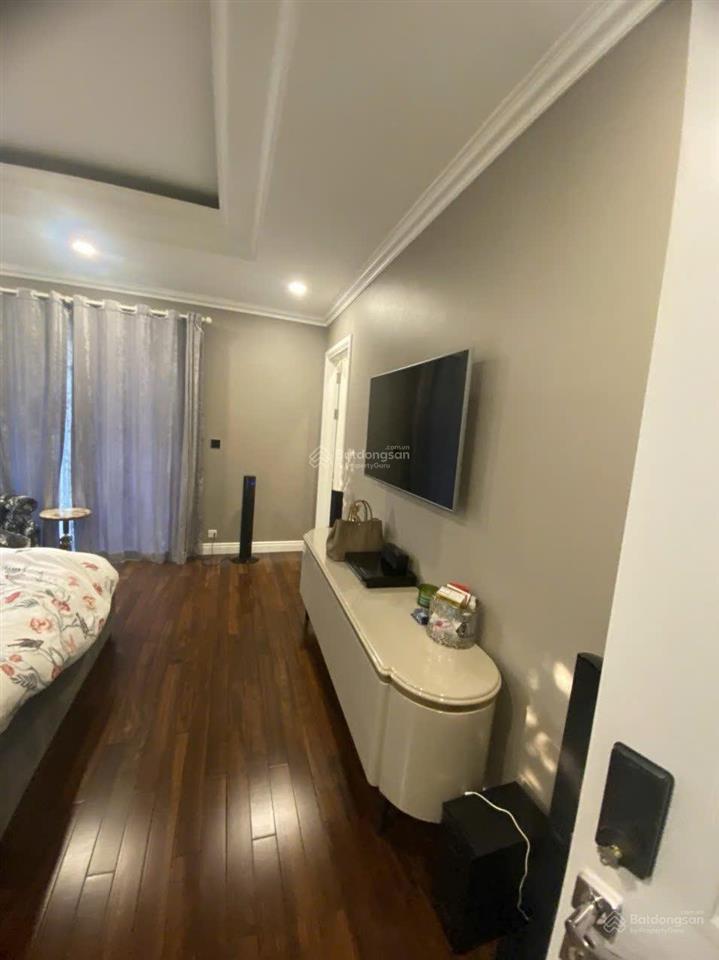 Cho thuê gấp bt góc hoa sữa 300m2 có thang máy, đầy đủ nội thất, gần trường bis.  0944 401 ***