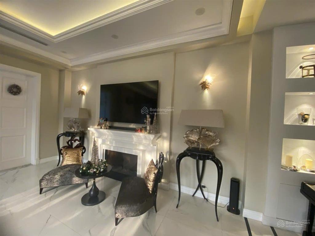 Cho thuê gấp bt góc hoa sữa 300m2 có thang máy, đầy đủ nội thất, gần trường bis.  0944 401 ***